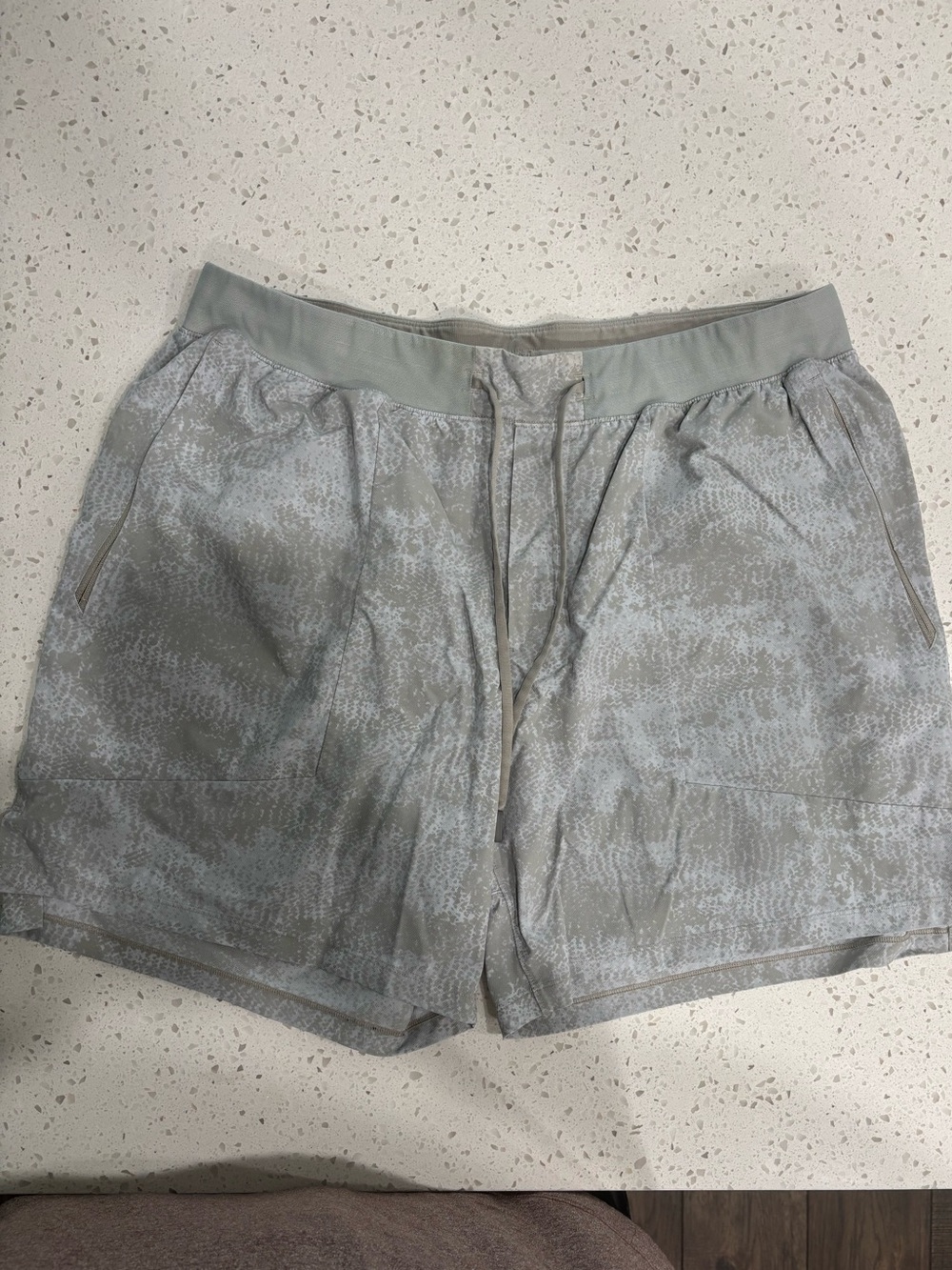 lululemon Men's white/cream Patterned XL license to train short. Liner less. 7’
